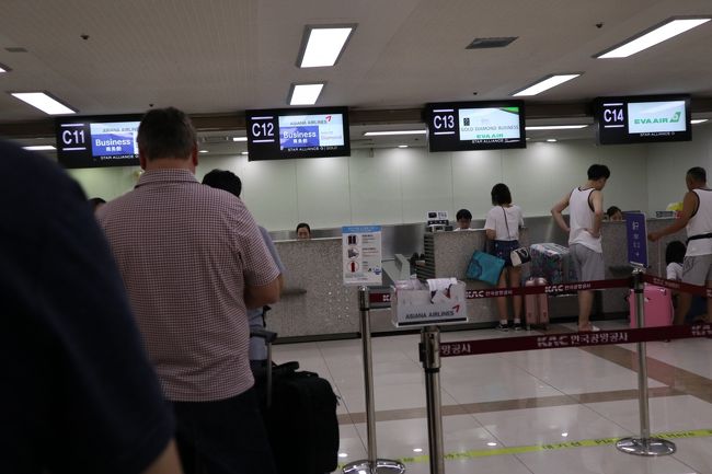 約50分で到着。アシアナ航空で帰ります。金浦空港の工事が終わってから初めて利用しました。まずはチェックインして荷物を預けて、身軽になります。