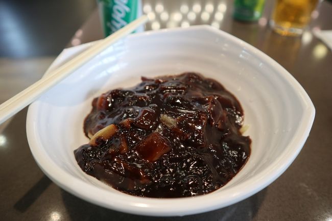 ジャージャー麺を頼みました。普通に美味しいです。