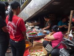 ウブド市場の朝。