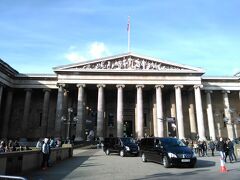 この日は大英博物館に行きました。
駅から博物館までお土産屋さんがたくさん並んでいて色々見ちゃいました。セールしていたりして欲しくなりました。2月だったのでキャサリン妃のロイヤルウェディンググッズがたくさん並んでました。