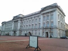 バッキンガム宮殿。
中には入ってませんが、外からでも柵の間から綺麗に写真がとれました。
写真だと見えにくいですが、英国国旗が掲げられています。旗が上がっていると女王が在宅という意味だそう。この日はいらっしゃったみたいです。( *´艸｀)
