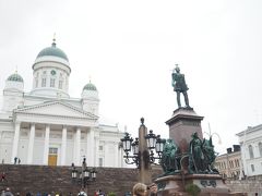 そうそうHelsinki Cathedralの前は、Senate Square（ヘルシンキ元老院広場）。
　
観光バスがたくさんで、某C国の人＆某K国の人がわっちゃり。