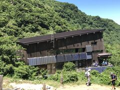 くろがね小屋が見えてくる。この辺りの標高1350m