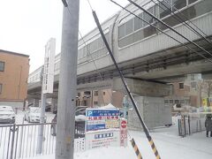 途中で札幌市営地下鉄南北線福澄駅近くの高架下を通ります。
地下鉄なんですが、平岸駅あたりで地上に出て、終点真駒内駅へと向かいます。
雪対策のために地上区間はすべてシェルターで覆われているのが特徴的です。