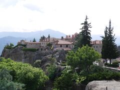 「アギオス・ステファノス修道院（Agios Stefanos）」

尼僧院。
ここの修道院の先には、展望スペースがあるのですが景色が最高でした。
庭木もとてもよく手入れされていました。



