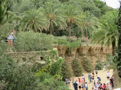 グエル公園（Parc Güell）に到着しました。
グエル公園は、施主であるグエル伯爵の依頼によりガウディが設計した住宅地です。
自然と芸術に囲まれた庭園住宅地を作るという構想のもと、1900年から1914年にかけて建設されましたが、先進的なコンセプトも当時の人々には受け入れられず、計画された60軒のうち、売れたのは2軒だけであったそうです。
グエル公園も「アントニオ・ガウディの作品群」として世界遺産に登録されています。