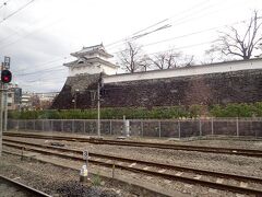 線路からも見える甲府城
こんなに近くにあったことは初めて知りました。
ここもいずれ訪ねてみたいなぁ。
