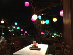 夕食はＷＡＨＡＨＡ、というポークリブのおいしい人気店です。
ムーディ～
Waroeng WAHAHA - The Best Pork Ribs In Bali (sunset Road, Seminyak)