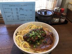 八重山そばの人気店明石食堂に11時の開店とぼぼ同時に到着
ひとりだったので2席しかないカウンターにすぐ入れた👍
ソーキ(軟骨)そばの中を注文したけどかなりボリュームあった