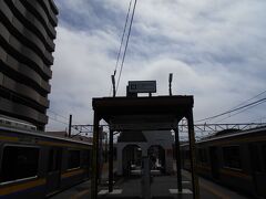 私たちの列車は予定時刻通り9:12に銚子駅に到着した。
日本の交通機関は運営時刻が正確だと改めて思った。
銚子電鉄は9:17だというアナウンスが流れる。
乗り換えのため列車が到着したホームの前方まで
そのまま歩いて行くと銚子電鉄の小さな改札口が
見えてくる。
