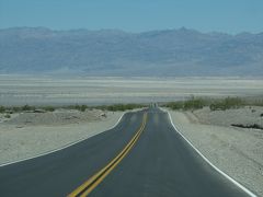 上掲の画像で見えているパナミント山脈を越えてデス・バレー本体に突入。

緩い起伏の土地に造られたカリフォルニア州道190号線。
ゆらゆらとうごめいているように見えるのは、このデス・バレーの暑熱のせい？
昨日も同じ光景を見たよね。（笑）

また奥に山が連なっているのが見えていますが、あれはデス・バレー東端のアマルゴサ山脈。
