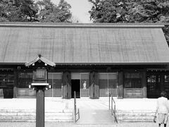 彦根城に向かう道すがらに護国神社があったので、ちょっと寄ってみます。

明治初期に建てられた建物のようですが、境内も建物も綺麗に保たれています。また、厳かな雰囲気もあります。思いがけず、好みの雰囲気の場に出会えて、幸先の良さを感じます。
