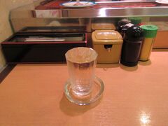 いろいろ歩き回った結果、駅前の回転寿司「やすまさ」に入店。
一杯目から益田の地酒「扶桑鶴」を冷やで。