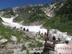 大雪渓入口、みなアイゼンを着けています