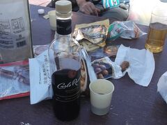 小屋前で酒盛り