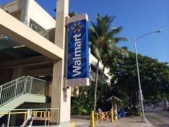 アラモアナセンターの山側の駐車場を横切って徒歩5分くらいでウォルマートに到着♪

可愛いタンクトップが$7^_^
お友達に教えてもらったピーカンタルトも購入♪

今年の7月1日からハワイ全てのスーパー、コンビニでのレジ袋が廃止されエコバッグが必要です💦
エコバッグが無い場合はレジ袋購入もできますが、ハワイらしい大きめのエコバッグ購入して持ち歩く方がいいかもです^_^
DFSでジョーマローンの香水を購入してもロクシタンでも紙袋購入です💦ABCストアでばら撒き用のお土産購入しても配布する袋がないのが残念💦
