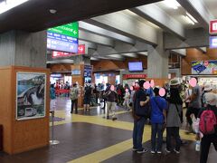 10時過ぎ、室堂駅に到着しました。
扇沢駅から4つの乗り物を乗り継いで1時間30分で到着(^o^)／

ここは立山観光の起点となる駅なのか多くの人で賑わっています。
