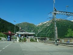 これがフルカ峠のカートレイン駅です。

Google mapが右っていうからおかしいなと思いながら右折したら駅。

なんで？って思ったけど、電車に積んで峠をまっすぐって出てたから
理解できました。

乗ってみたいけどやはりフルカ峠を車で超えたい！
Uターンしてフルカ峠を目指します。