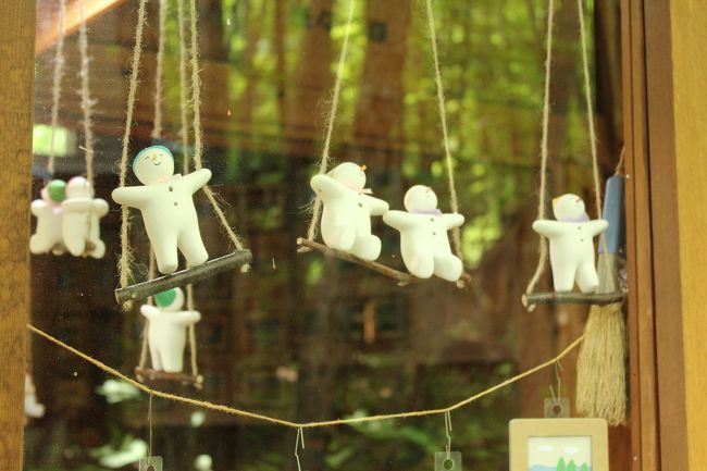 紙のお店のディスプレイです。雪だるま？かわいい子たちがたくさんいます。お店は残念ながら休憩中のようでした。