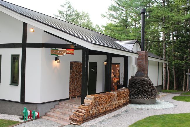 ここがディナーのレストラン、１８時ですがまだ明るいです<br />いい感じの建物～