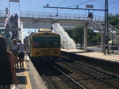 ベレン方面行ってみようかな～
と思い立ち、カイス・ド・ソドレ駅へ。
市電の15番で30分というのを
ネットとかでよく見たのですが、
街中を走る市電の混雑がすごかったので
カスカイス線で向かいます。
ベレンまでは7分。
（急行は止まらないそう、歩き方より）

リスボンカードが使えるので、
そのままピッとして改札を通過します。

ポルトガル鉄道のHPで時間を
調べられるのがめっちゃ便利でした！

16:30頃
ベレン駅到着。結構たくさんおります。