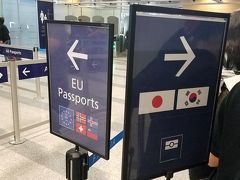 約9時間半くらい？で無事、フィンランドのヘルシンキ・ヴァンター空港到着。
で、ヴィリニュス行きに乗り換え。入国審査の列。
事前に知ってはいましたが、日本と韓国のパスポート保持者の乗り継ぎは機械での審査。(※フィンランドに入国する場合は通常の有人審査となるようです)
パスポートを機械に置いてスキャン後、所定の場所に立って自動で顔写真を撮られるというものでした。
ただ、これが便利なようでいて、ご年配の方にはなかなかハードルが高いようで、戸惑っている方も多く見られました。
一応、係員が1人いて捌いてましたが。

機械でのチェックを抜けるとすぐ入国スタンプ押し窓口（？）で、スタンプを押してもらいます。（ここは人）
私は「Holiday？」とだけ聞かれたので、「いえす！ほりでー！さいとしーいんぐ！！」と答えました。

フィンエアーはヘルシンキの地理的条件から、東アジアからの客を主要ターゲットの1つにしているとのことで、こういったシステムになっているようです。

今回、乗り換え自体は時間的余裕がありましたが、想像してたよりこの機械審査に並んだので、到着が少し遅延すると焦りそうです…