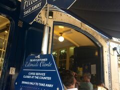 18:30頃　パスティス・デ・ベレンへ
お腹がすいたので、
パステル・デ・ナタを食べに！

もう夕方も夕方なのに、大混雑！
店内に長蛇の列だったので、
持ち帰りの列に並びます。
2列あって、好きなほうに並びます。
回転は速いので10分待たなかったです。