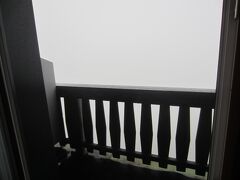 5時30分に起床（毎朝目覚まし時計をセット）
ホテルの部屋のベランダからお天気を確認すると、霧雨です(>_<)