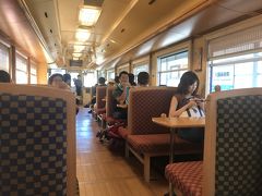 鳥取駅から群家まではJR.そこから終点の若桜までは若桜鉄道です。鳥取から若桜鉄道の車両の直通の列車に乗りました。なかなかいい雰囲気の列車です。