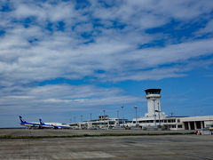 新石垣空港です。機内から空港ターミナルをスナップです。地方空港の景色が広がっています。