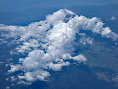 羽田発、777-200で機上の人に。７７７ということは利用者も多いということでしょうか。右側の座席を確保して正解です。富士山がちょっと顔を出してくれました。