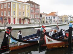 駅から20分ほど歩くと中央運河にでます。

「モリセイロ」と呼ばれる色鮮やかな海藻採取船。
その海藻は牧畜の肥料にされているそう。

毎年舳先の絵のコンクールが開かれ、
美しさを競っているとか。

ポルトガルのヴェネチアとも言われているそうだけど、
曇っているせいか何だかパッとしないな。