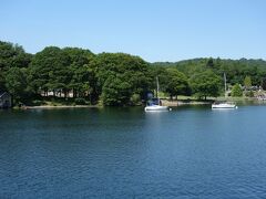 ウィンダミア湖の湖面にはヨットが沢山。