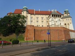 9：30頃トラムでヴァヴェル城にやってきました。

ココは16世紀に首都がワルシャワにうつるまで歴代王様の居城だったそう。