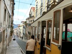 10:20頃
やっと到着！
すぐに出発するのかと思いきや、
運転手のお兄さん、電話してます。
お兄さんも乗って電話していましたが
Hey, Mom~~~!!と大きな声で言い、
気まずくなったのか降りて行きました。
いつになったら発車するの…ｗ