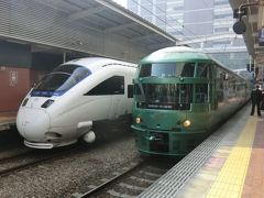 博多駅です。

特急ゆふいんの森91号.湯布院行(大分経由)と特急ソニック15号.大分行が並んでいます。
関東人民の私には、超新鮮な鉄道風景。
カシャ！