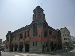 ｢旧大阪商船ビル｣です。

1917年(大正6年)に建設されました。
一見、石や煉瓦造りに見えますが、なんと、木造二階建てです。
国の登録有形文化財に指定されています。