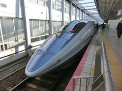 12:16
来ました！
山陽新幹線｢こだま742号｣新大阪行です。

500系新幹線電車。
山陽新幹線の航空機に対する競争力強化の一環として、より一層の高速化を目指してJR西日本が開発した新幹線電車です。

車体強度・台車強度・力行性能などすべて320km/h対応として設計・計画され、1996年1月にデビュー。
1997年3月22日のダイヤ改正で営業運転を開始し、山陽新幹線区間での営業最高速度は300km/hを実現した凄い奴なんです。

平成10年.第41回 鉄道友の会ブルーリボン賞受賞。平成8年には通商産業省(現・経済産業省)のグッドデザイン商品選定(現在の公益財団法人 日本デザイン振興会・グッドデザイン賞)の商品デザイン部門での選定を受けました。

停車時間はわずか1分！
早く乗らなくては‥