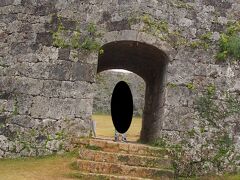 座喜味城址の中へ
綺麗に積み上げられた石（珊瑚？）の門を
くぐって内部へ