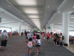 結局２０分ちょっと遅れての到着。
石垣行きまでの乗り継ぎ時間はまだ２０分以上あるので慌てないでも大丈夫。
それよりも夏休みで空港内は子供たちの姿が多く見られました。