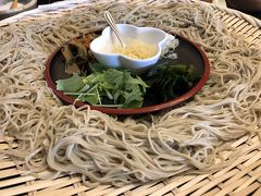 諏訪大社秋宮の前の山猫亭さんでお蕎麦の昼食。

３．５人前のボリュームたっぷりのお蕎麦と天ぷらを頂きました。（もちろんシェアして）