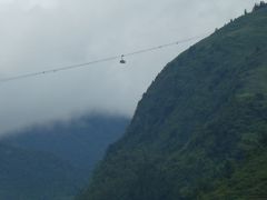 ファンシーパン山へ向かうロープウェイ。
ファンシーパンは3,143mでベトナム最高峰。
2年前までは本気の登山で登らないといけなかったが今はロープウェイで山頂まで行くことができる。
世界最長のロープウェイといわれているから時間があったら行きたかったけど600,000VND（3000円）もするのにこの雲では眺めは良くないし、結局時間もなかった。