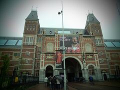 Rijks Museumという電停でトラムを下車。　大雨だったけれど、辺りは観光客で溢れていました!　お世辞にもアートに興味があるとは言えない私なので、初めて訪れる都市でも、美術館を訪れることは基本的にありません。　

ただでさえ、他の都市への半日観光などで忙しかった今回のオランダ旅行…、もちろんこのアムステルダム国立美術館も訪れる予定はありませんでしたが、お友達がこの美術館内のカフェでのハイティを予約してくれたので行く事に。　ちなみに、美術館自体の見学はしていません…。