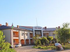 ガイドブックの地図に“両替所あり”と私が朱書きしていた場所は、南門の外にあるアジア・ホテル・ヒヴァ。
アジア・ホテルはウズベキスタンの大都市には必ずあるホテルチェーンだ。

急いで、アジア・ホテルの門をくぐり見つけたのは、レセプションの脇のMoney Exchangeと表示のある部屋。
でも、その部屋には鍵がかかり、入ることができない。
え…ココもダメなの…と落胆して肩を落としかけたのだが、レセプションのお兄さんが声をかけてくれた。
「今はお祈り中から、あと30分位で戻るヨ」と。

そして18時前、私たちは無事に当座に必要な現地通貨を入手できた（1米ドル＝8000スム）。