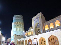 カルタ・ミナルの背後にあるのは昔は神学校（メドレセ）であった建物なのだが、現在はホテルとして使われているムハンマド・アミル・ハン・メドレセ（ホテル名：オリエントスター・ホテル）だ。

