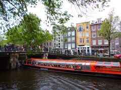 アムステルダム市内は本当に運河の街ですよね!　運河クルーズも色々な場所で出来るようです。　