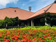 こちらは石垣島の図書館
赤瓦の屋根が素敵。
入ろうと思ったけど荷物をロッカーに預けるようで
面倒くさかったので入らず。