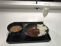 チェックインを済ませたら、ＯＷ系のマレーシア航空なのでサクララウンジへ。今回も定番のカレーに豚汁、シャンパンで軽く腹ごしらえ