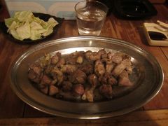 宮崎市街からは結構離れている、地どり屋「修ちゃん」。
ここの地鶏の炭火焼きは美味しかった！
さらに地鶏たたき、軟骨煮までもいただく。