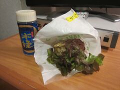 満腹で店を出たはずなのにな・・・
ホテルに帰るため歩いていると、段々と腹が減ってくるんですよ。
本当に食べすぎは体に良くないからやめておけばいいのに、結局向かった先は、これまた宮崎名物にくまきおにぎりのテイクアウトの店。
これとコンビニで買ったPETの焼酎をホテルで胃に入れて、ようやく眠りにつくのでした。